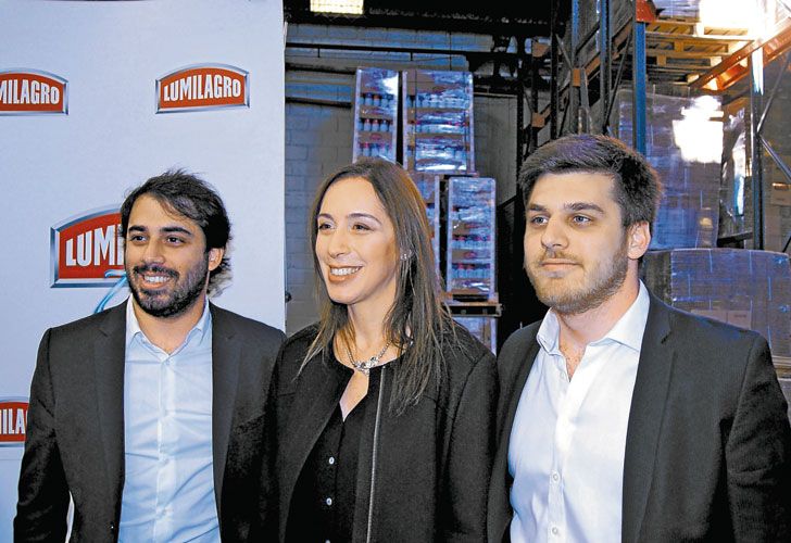 ACCION. Rodrigo (der.) junto a su guía “Albi” Czernikowski y María Eugenia Vidal en una visita a una fábrica (arr.).