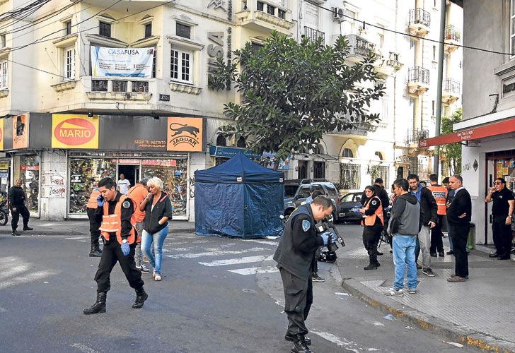 Almagro. El 27 de septiembre la Policía se tiroteó con dos motochorros armados en la intersección de Medrano y Lezica. Un ladrón terminó muerto.