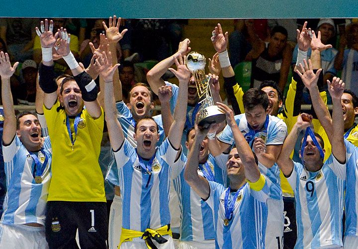 Brazos al cielo. Los jugadores del Seleccionado nacional celebran la obtención de la copa en el Mundial de Colombia. Un equipo que entró en la historia.