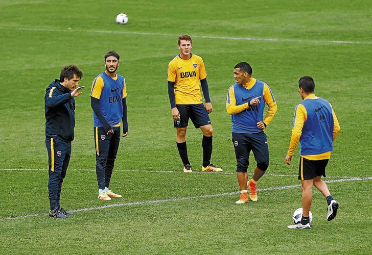 Apache. Tevez, que ya cumplió dos de las tres fechas que le dieron por la expulsión ante Belgrano, tiene problemas físicos.
