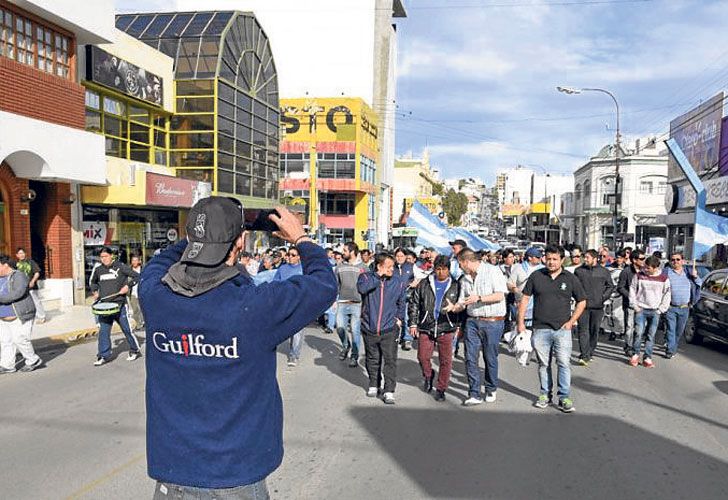 ENCADENADAS. Arriba, Cabrera, con Drescher de CIAI y Sellaro, de Calzado. En el último mes hubo cierres en varias provincias.