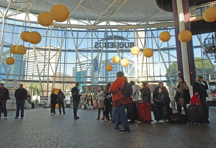 REFLEJO. Creció la venta de pasajes ida y vuelta en el día y hay gente que saca días seguidos. Repatrían entre US$ 40 y 50 mil.