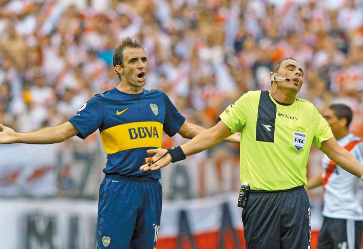 Sin culpas ni rencores. Somoza reclama, enojado por lo que supone es una injusticia. Lunati no piensa dar explicaciones. Escena de un Superclásico, cuando la pasión del árbitro por River era solo una sospecha.