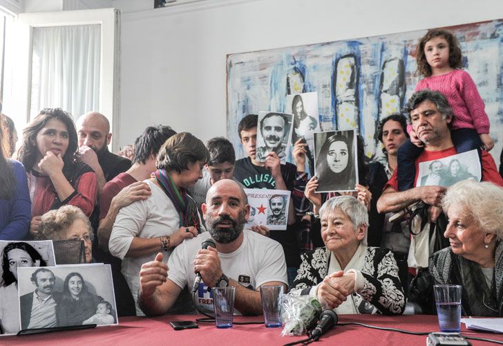 121. El último nieto restituido, esta semana. Su hermano Ramiro, su tía Alba y Estela de Carlotto y fotos de sus padres.