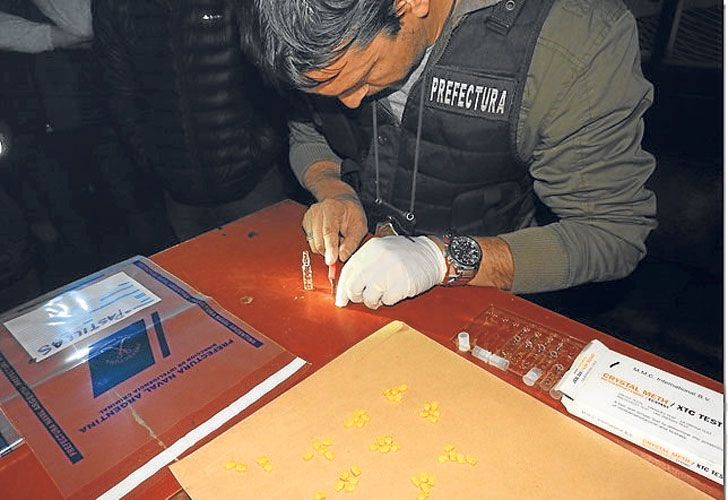 Allanamientos. A la banda le secuestraron dosis de extasis, ketamina y marihuana. Por el caso hay seis detenidos y dos prófugos.