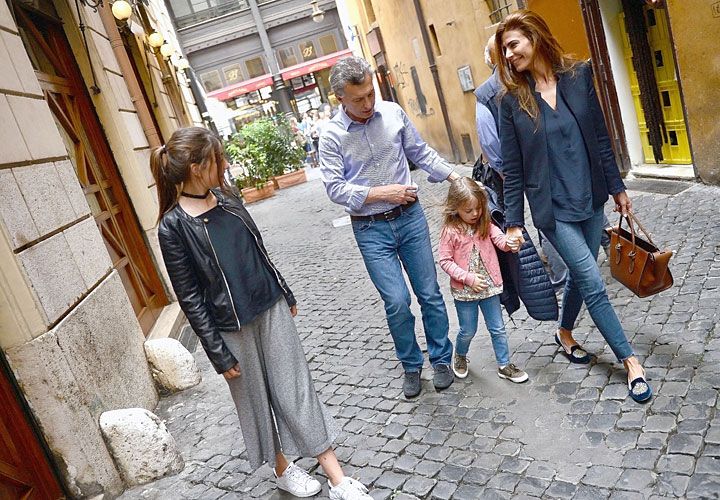 SALIDA. Ayer, Macri, Juliana con Valentina y Antonia caminando por las calles de capital italiana.