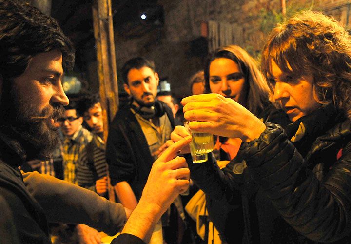 ‘Hada verde’. Así la llamaban en la París del siglo XIX. Los Tigres de la Ira es la más popular de las absentas locales, que se prueba pura, con agua azucarada, o en tragos con coñac o champán.