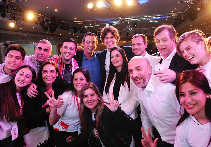 Socios. El miércoles, el embajador encabezó un acto junto a sus socios con los que compitió en las elecciones del año pasado.