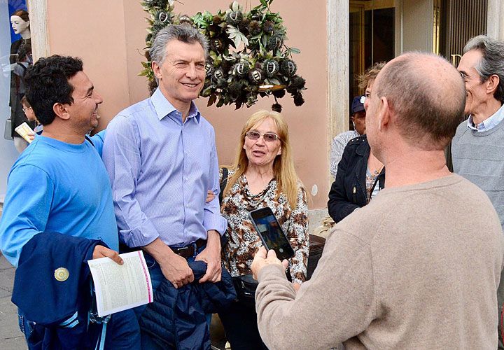 En Roma. Macri se mostró ayer distendido por la calle y se sacó fotos con varios argentinos.