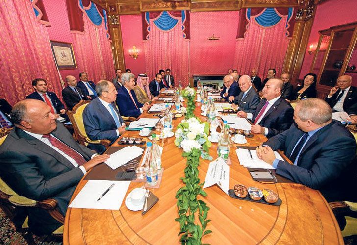 A la mesa. Lavrov y Kerry, en el centro a la izquierda, junto a aliados de las partes en conflicto.