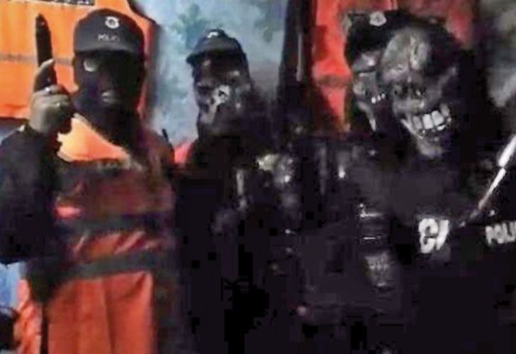 Enmascarados. En el último video mostraron sus armas y amenazaron a dos periodistas.
