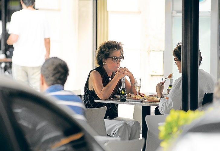 Salida. PERFIL publicó en enero de 2013 a María Julia en un almuerzo junto a una amiga.
