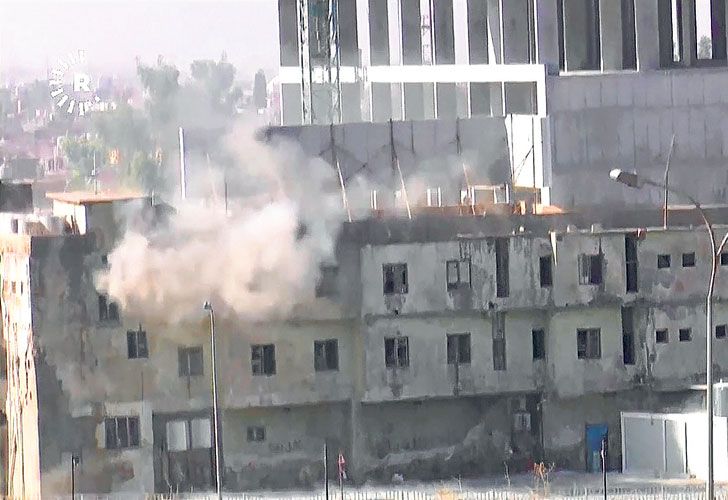 Explosiones. La televisión kurda mostró uno de los edificios atacados por los terroristas.
