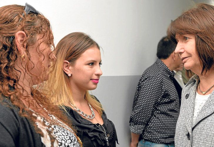 Encuentro. La ministra Bullrich, con la víctima y su mamá. Derecha: el reencuentro de Maira con su familia.