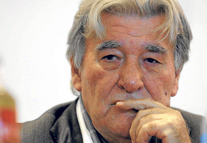 EN EL CENTRO DEL DEBATE. Armando Pérez, presidente del Comité de Regularización de la AFA, está rodeado: Lewin, Chiqui Tapia, Russo y Ferreiro son los líderes del grupo que reclama su salida. Tinelli acompaña el pedido.