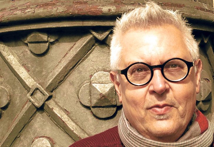 Rodriguez Nuñez. Publicó más de veinte poemarios en editoriales de Inglaterra, Estados Unidos, Francia, México y España.