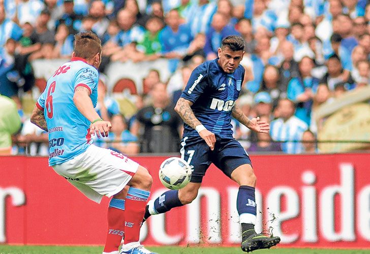 Polvora mojada. Gustavo Bou manda un centro que no traerá consecuencias. El delantero estuvo poco fino en las chances que tuvo a su favor.