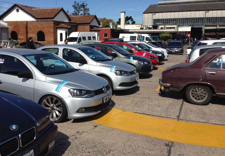 garaje. Entre los 15 vehículos secuestrados en los operativos contra la organización, sobresalen modelos BMW, VW y camionetas EcoSport.