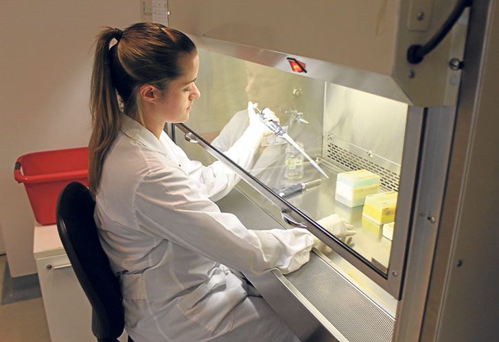 Ventaja. El desarrollo de la ciencia y tecnología permite, por ejemplo, que muchos investigadores aporten sus conocimientos para tratar diferentes enfermedades.
