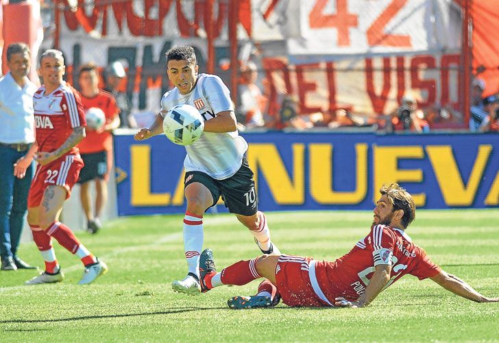 Duro abajo. Ponzio, el volante que volvió a jugar de marcador central, y Lucas Rodríguez, el joven de 19 años que maneja los hilos en el puntero.