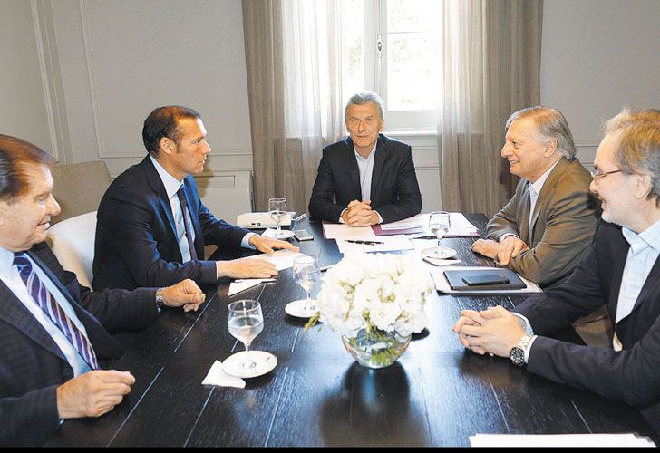 Acuerdo. Macri laudó entre Energía, provincias, YPF y el sindicato petrolero, con el que pudo firmar un convenio “ejemplar”.