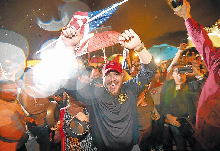 Euforia. Cubanos de todas las edades, los “gusanos”, como los llamaba Fidel, festejaron desde el viernes por la noche en la Little Havana, de la ciudad de Florida.