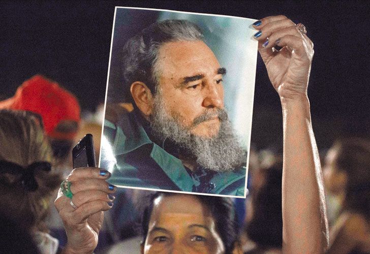 Foto. Una mujer rinde homenaje al paso de los restos del comandante de la Revolución. Su legado complejo dividió a la sociedad cubana y trascendió la pequeña isla.