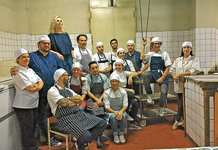 Tarea en equipo. Durante toda la mañana del jueves, los cocineros trabajaron junto al personal y prepararon 500 porciones.