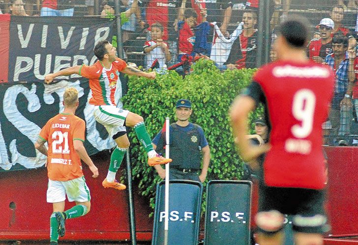 Canto volver. Con dos goles, Bertolo silenció todo el Parque Independencia. Fue su mejor partido desde su regreso de River.