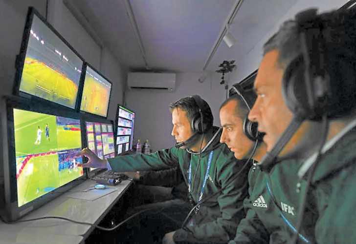 CENTRO DE CONTROL. Las cámaras funcionan como aliadas de los árbitros. Las usan para definir jugadas puntuales, como un penal o una infracción. Como toda novedad, tienen defensores y detractores.