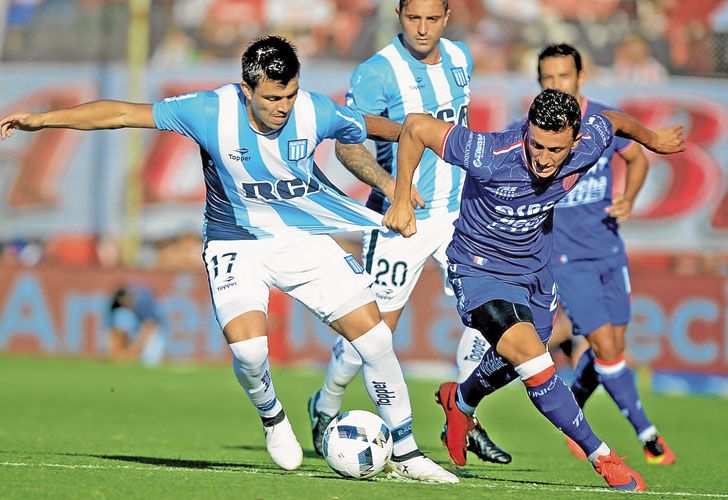 Buena tela. Algozino intenta detener a Acuña. La Academia fue un mar de imprecisiones y Unión lo aprovechó. Pudo haber sido peor.