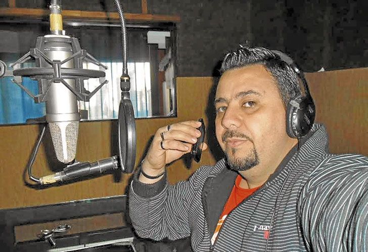 Preso. Escobar raptaba a sus víctimas en su Fiat Duna (abajo). Participó de eventos junto al intendente de San Nicolás, Ismael Passaglia (izq.).