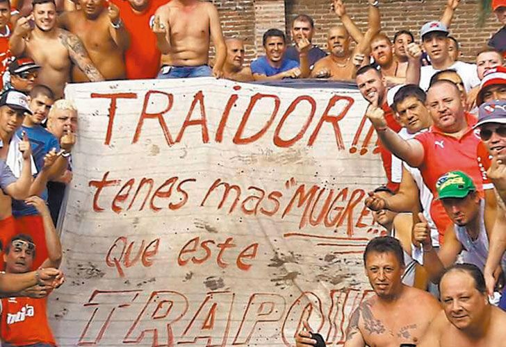 Para todos. Hugo y la barra de Bebote en Independiente, que le dedica una bandera; la popular de Camioneros; Barracas, tierra del Chiqui Tapia; y Alvarado, donde hubo tiros.