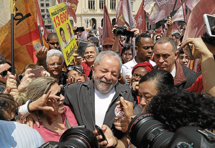 Euforia. El ex presidente aún tiene una base fiel pese a todas las denuncias que enfrenta.
