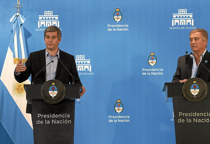 Dupla. Marcos Peña y Aguad, en conferencia de prensa. Juan Mocoroa (arriba), el asesor que presentará el escrito judicial.