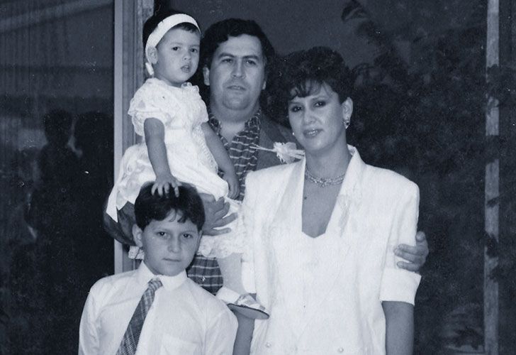 Familia y ficcion. El autor junto a su hermana, su madre y Pablo Escobar. Las ficciones que retrataron su vida fueron tan fantasiosas, que decidió salirles al cruce.