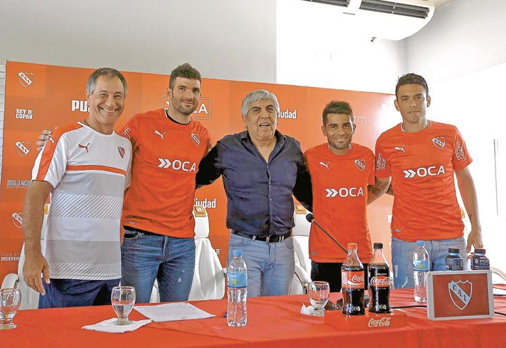 Para la prensa. Los presidentes de ambos clubes, Hugo Moyano y Víctor Blanco, junto a algunas de las incorporaciones.