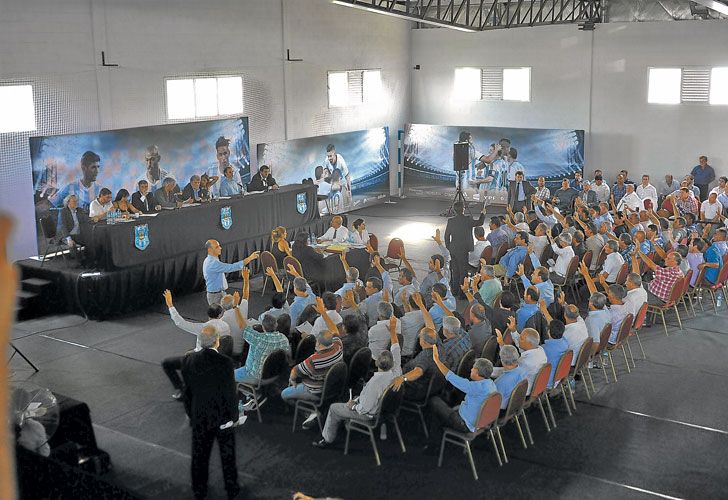 Manos en alto. El único debate se generó cuando se discutió el nuevo estatuto. El resto de las mociones fueron aprobadas por unanimidad.