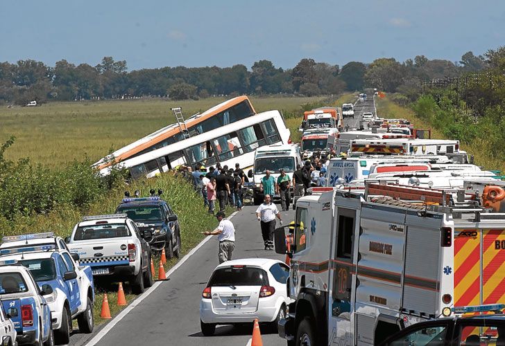 Desastre. Tras el impacto, los dos colectivos quedaron al costado de la Ruta 33. Del operativo participaron 20 ambulancias, policía provincial y Gendarmería Nacional.