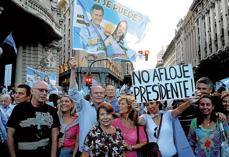 Diagonal. Los manifestantes avanzaron hacia el centro de la Ciudad con la bandera argentina como símbolo principal.