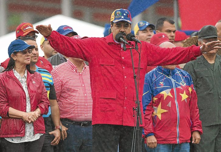 Protagonistas. El titular de la corte, Maikel Moreno, anuncia la supresión de las sentencias. La oposición salió a las calles y Maduro pidió “diálogo” para superar la crisis que vive el país.