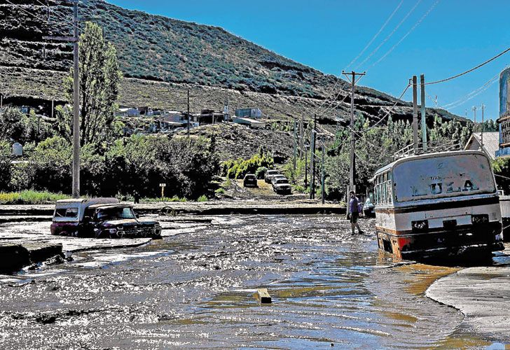 Tragedia. En Comodoro Rivadavia sigue el agua (arr.). Santa Rosa (ab. izq.) y Tucumán, en emergencia.