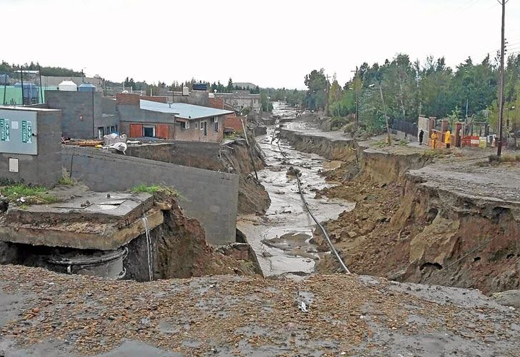 Grieta. Hay roturas de más de cinco metros en calles y avenidas de Comodoro Rivadavia. La situación empeoró cuando el jueves volvió la lluvia. Cayeron 65 mm en doce horas.