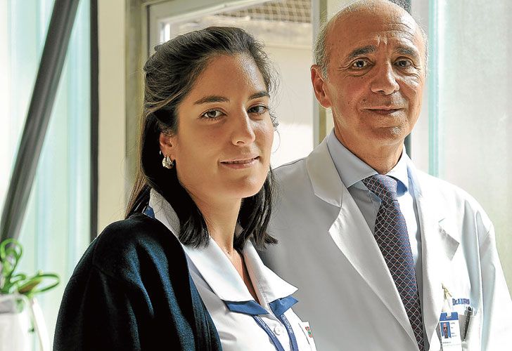 Avance. El cirujano Hugo Loustau y Natalia, la primera paciente que recibió el implante con el pequeño chip.