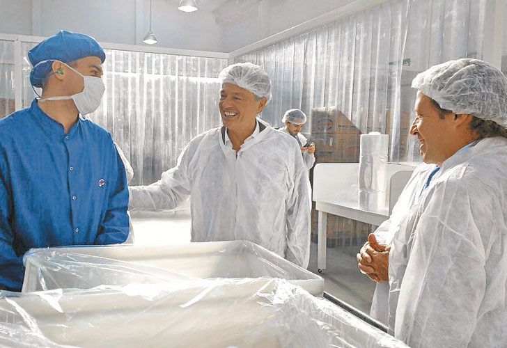 Esterilizado. Cabrera visitó una fábrica de mamaderas en su tour industrializante que sube a Twitter.