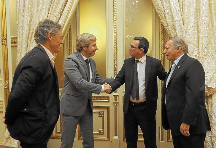 SALUDO. Los ministros Cabrera y Frigerio, con Javier Madanes, dueño de Aluar.