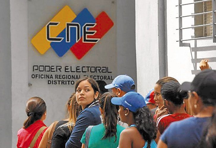 Fila. Miles de ciudadanos se inscribieron para poder votar y poner fin al régimen chavista.