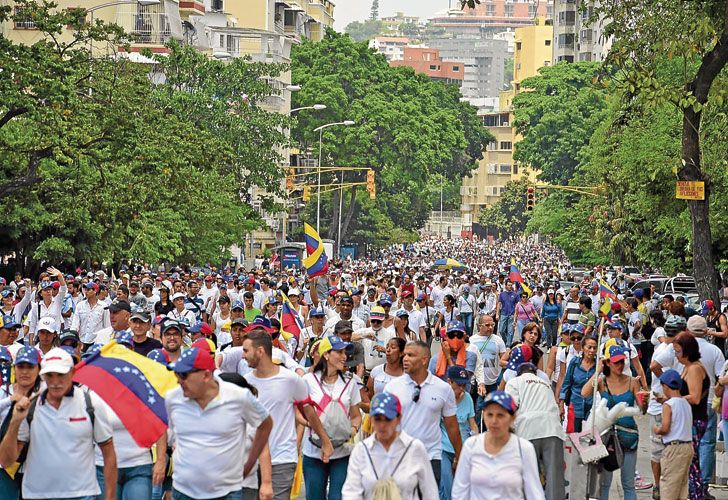 Lideres. Henrique Capriles y Lilian Tintori, mujer del encarcelado Leopoldo López, figuras opositoras, en la manifestación, la primera que atraviesa la capital venezolana sin choques con las fuerzas de seguridad. Concluyó en la Conferencia Episcopal, donde hubo una ceremonia ecuménica.