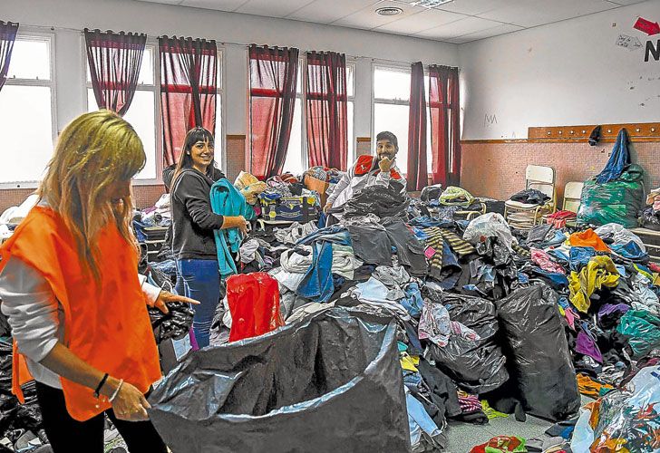 AYUDA. En los centros de evacuados, hay al menos 300, se reciben donaciones. Lo que más se necesita ahora es agua potable y productos de limpieza. En las últimas semanas, fueron cientos de casas y comercios los que se llevó el barro. Ahora las redes de vecinos se ayudan unos con otros en las tareas de limpieza y recuperación de las viviendas que siguen en pie.