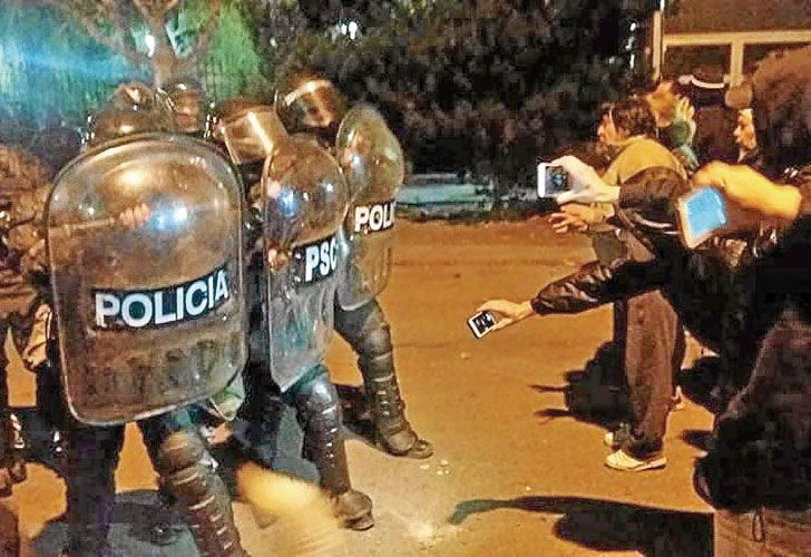 ESCUDOS VS. CELULARES. La batalla por quién cuenta los hechos y los instala como verdaderos.